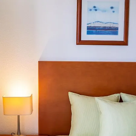 Host Wise - Bright Cozy Flats W Terrace & Pool