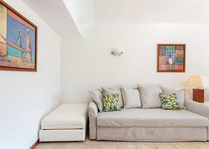 Host Wise - Bright Cozy Flats W Terrace & Pool